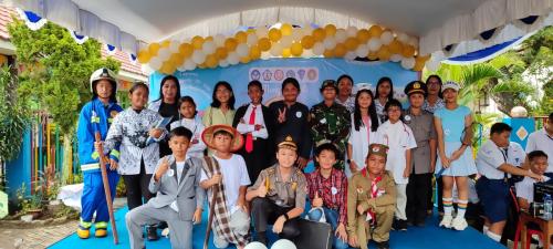 Foto Bersama Peserta & Guru Lomba Fashion Show SD Santa Maria Banjarmasin
