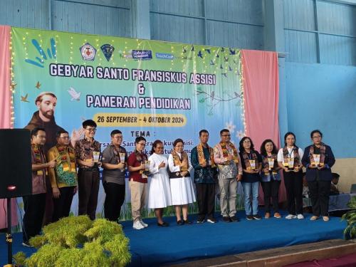 Foto bersama dengan Mitra Sekolah Menengah Atas 