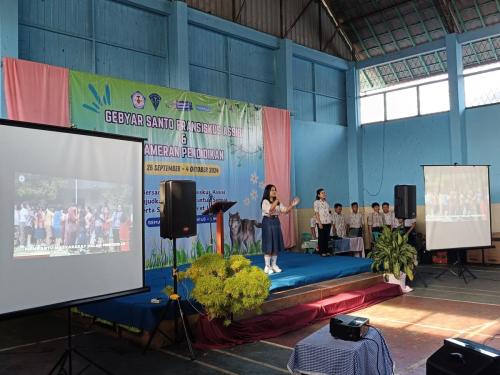 Menyanyikan Lagu Pembukaan 