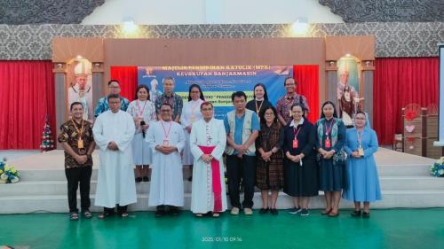 Foto Bersama Mgr. Victorius Dwiardy OFM Cap